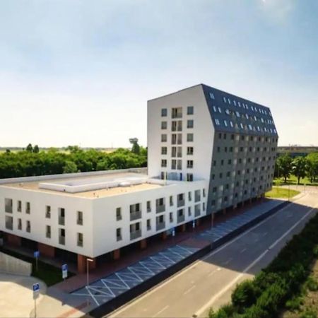 New Air-Conditioned Apartment 5 Minutes By Walk From The Airport With Free Garage Parking Bratislava Exterior foto