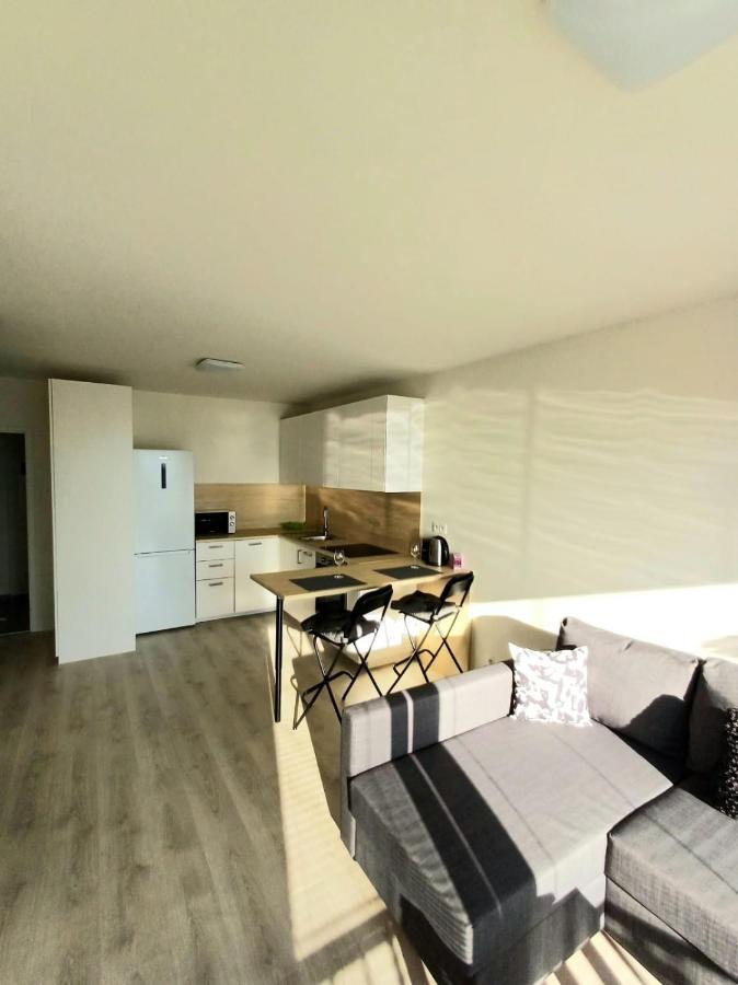 New Air-Conditioned Apartment 5 Minutes By Walk From The Airport With Free Garage Parking Bratislava Exterior foto