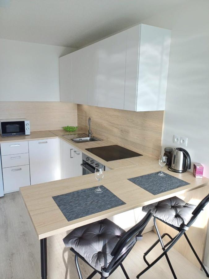 New Air-Conditioned Apartment 5 Minutes By Walk From The Airport With Free Garage Parking Bratislava Exterior foto